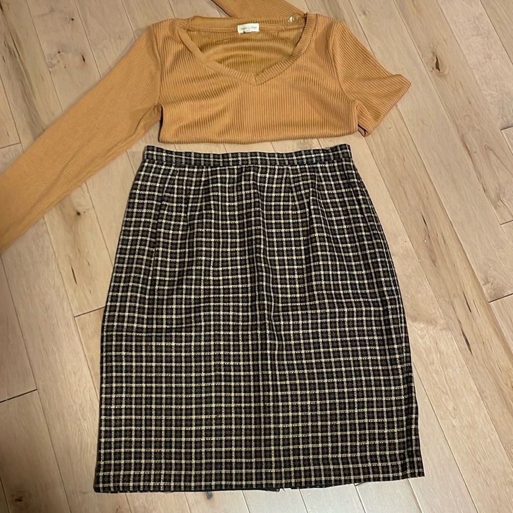 Dark Academia closet: Size 10 skirt. Knee length.